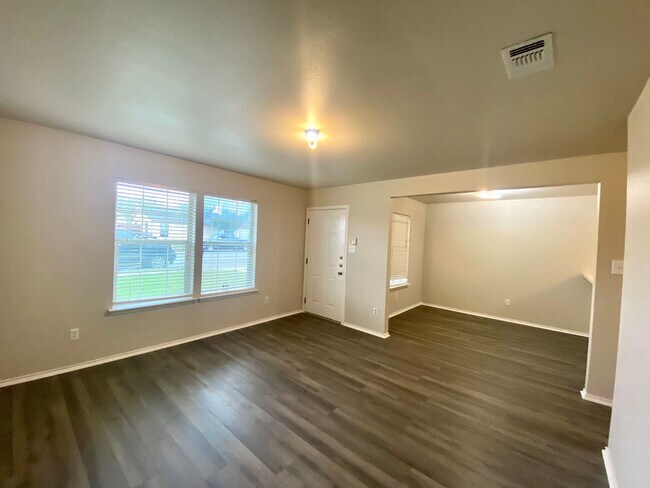 Foto del edificio - 3 BEDROOM 2 BATH W/1 CAR GARAGE AVAILABLE ...