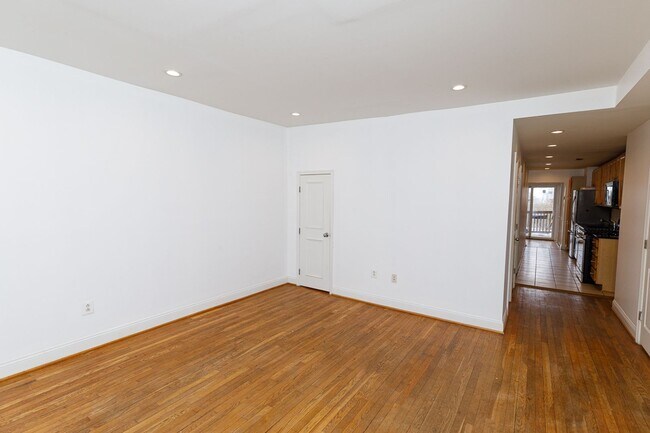 Foto del edificio - Conveniently Located 1 Bedroom Plus Den in Brookland
