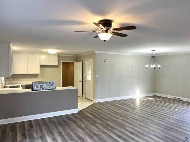 Building Photo - 4075 Meadowbrook Dr
