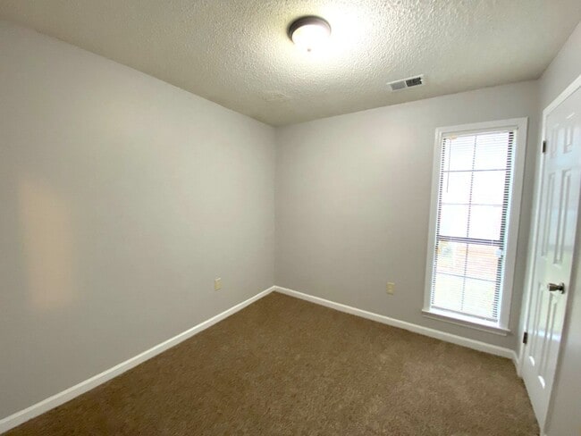 Building Photo - 6197 Valleydale Dr