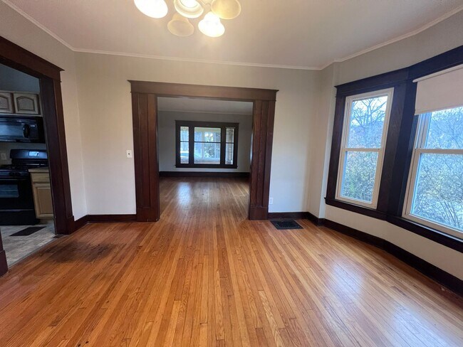 Building Photo - Large Three Bedroom Home - Walking Distanc...