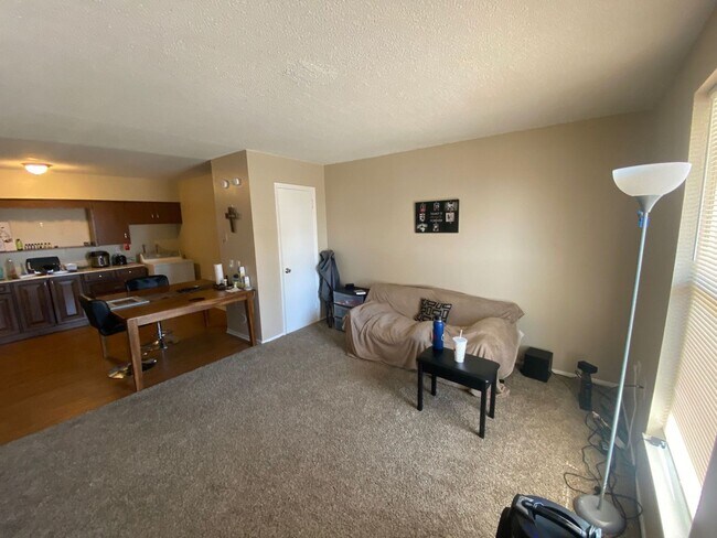 Foto del edificio - Cute 3 Bedroom Fourplex on Sunny Lane