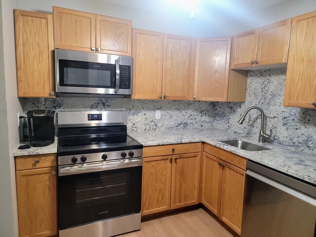 Foto del edificio - 1700 Four Oaks Rd