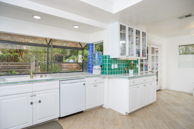 Kitchen sink / cabinets - 2814 La Costa Ave