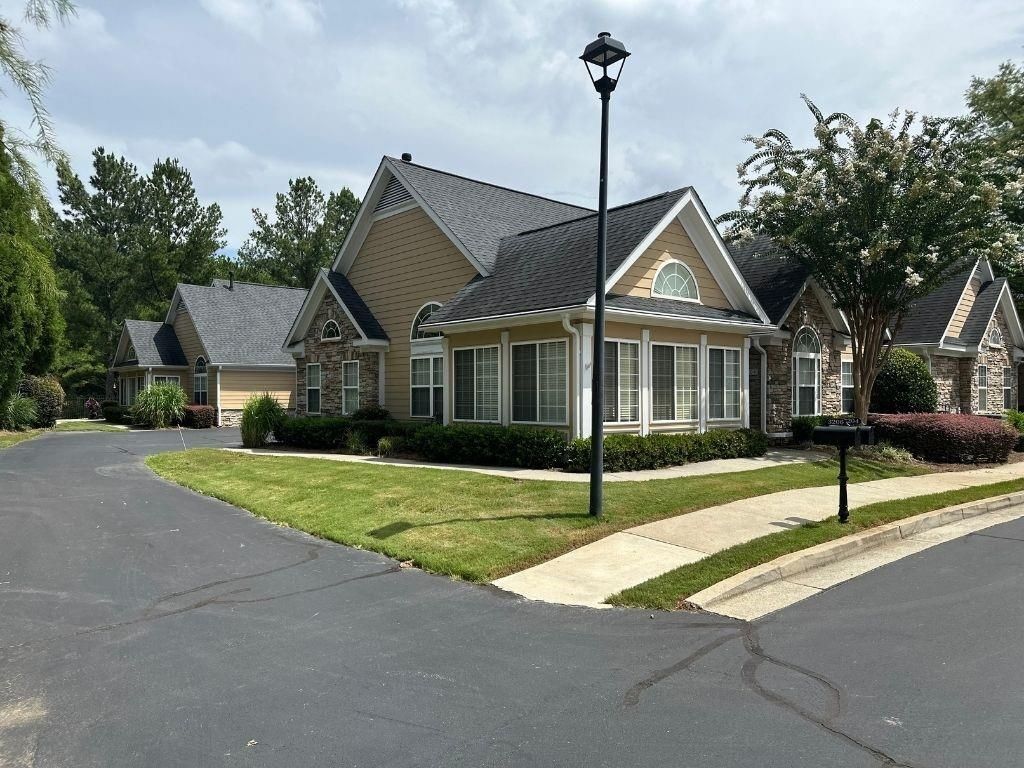 Building Photo - 3204 Village Ln