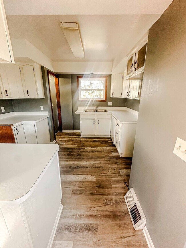 Foto del edificio - Beautiful two bedroom home with bonus room, finished basement, dishwasher, and many updates!