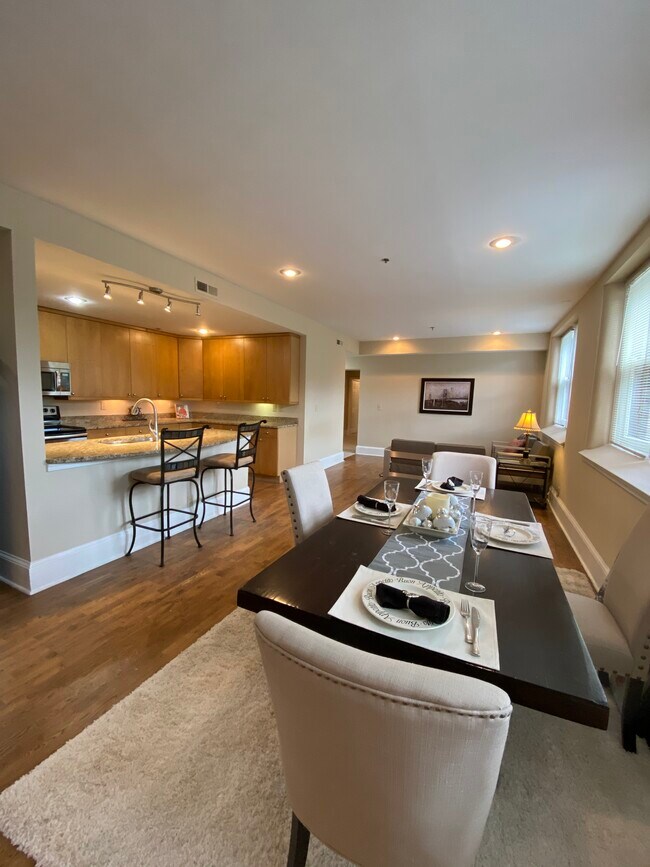 Wonderful kitchen for entertaining. - 803 E 6th St