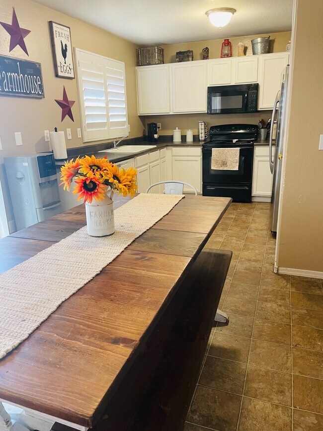 Building Photo - 1343 E 10th Pl