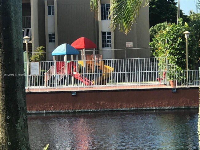 Building Photo - 5231 Geneva Ct