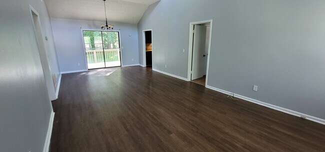 Foto del edificio - 804 Emerald Forest Cir