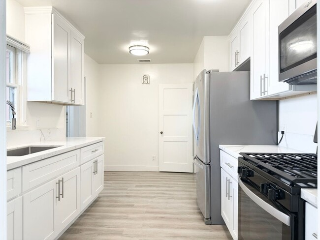 Building Photo - Coastal Charm Full of Upgrades!