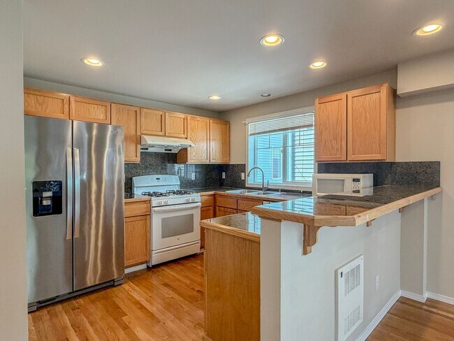 Foto del edificio - 3bd/2bth North Green Lake Townhome, $3,250/mo.