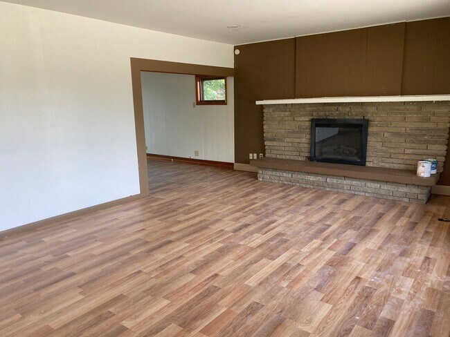 Building Photo - 3 Bedroom House