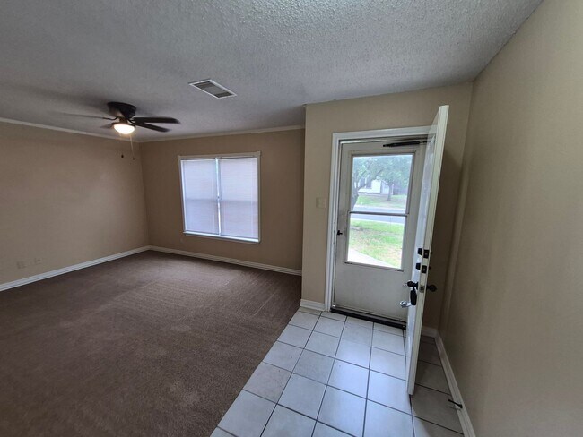 Foto del edificio - 8007 Chestnut Bluff Dr