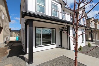 Building Photo - 913-915 Greenfield Dr