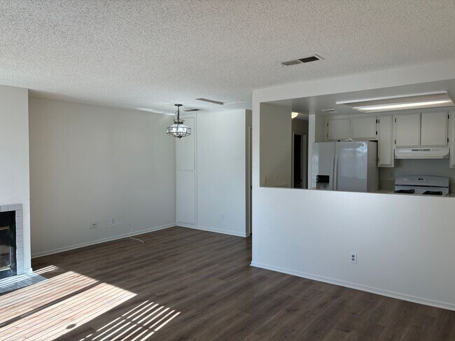 Foto del edificio - 8141 Lampson Ave