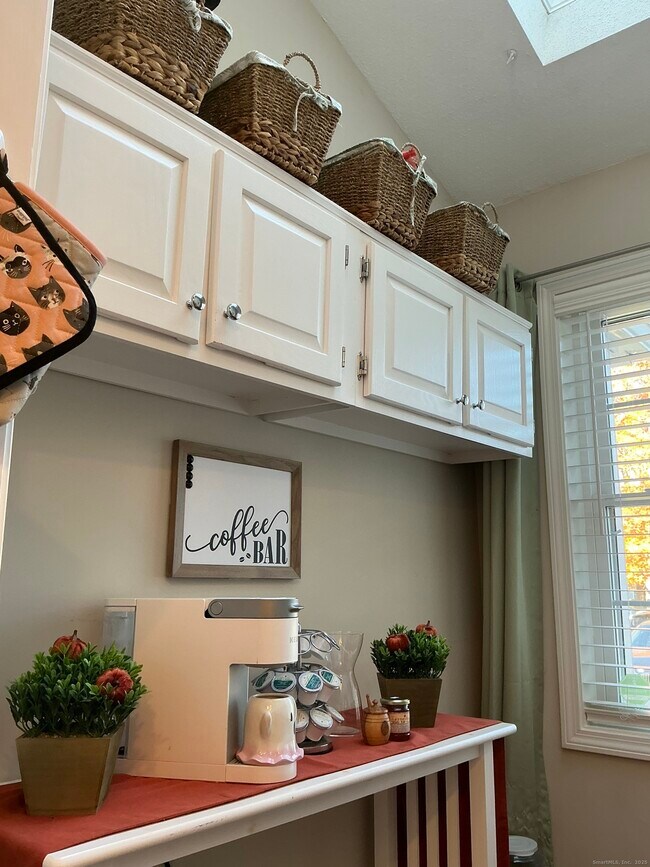 Foto del edificio - 751 Long Hill Rd