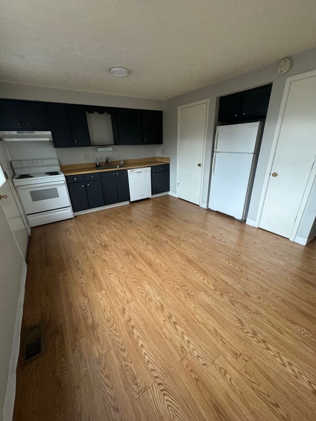 Interior Photo - Glenn Ave