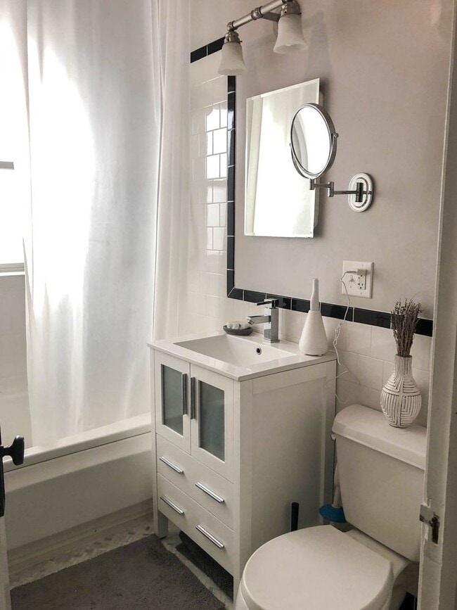 Building Photo - 4806 N Paulina St