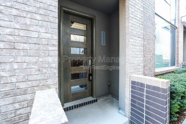 Building Photo - 2929 Umatilla St