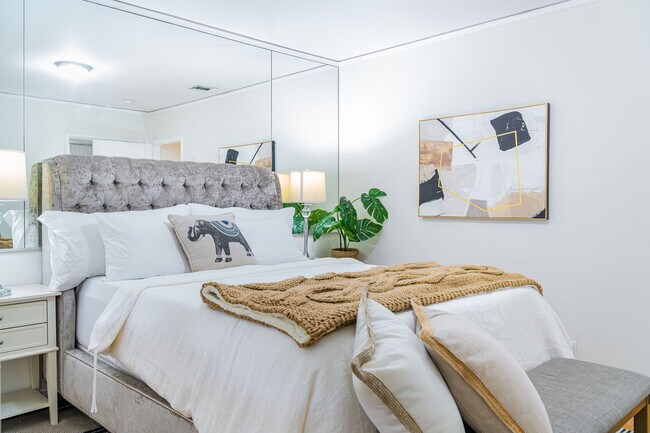 Building Photo - 727 N Frederic St