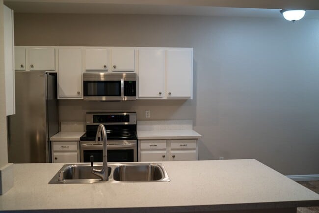 Building Photo - Ground floor spacious 2 Bedroom Condo near pool and gym