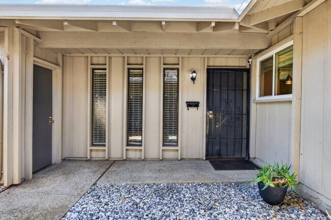 Entrada al garaje y a la puerta principal - 6327 Morgan Pl