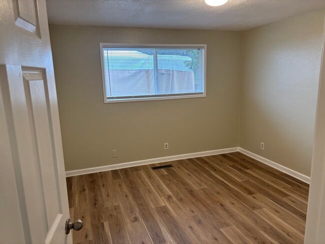 Building Photo - GW-0102