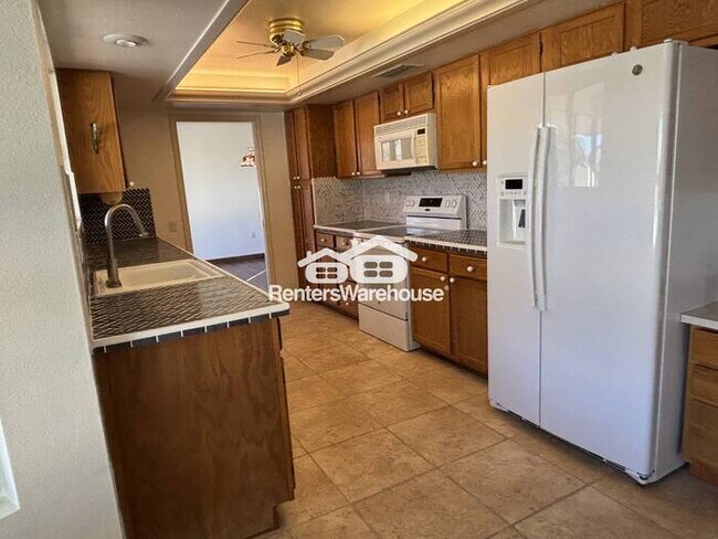 Building Photo - 3-BD, 2-BA solar-panel Sun City West living near Golf Course!