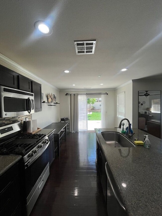 Foto del edificio - Beautiful, Spacious Home with solar-Desira...