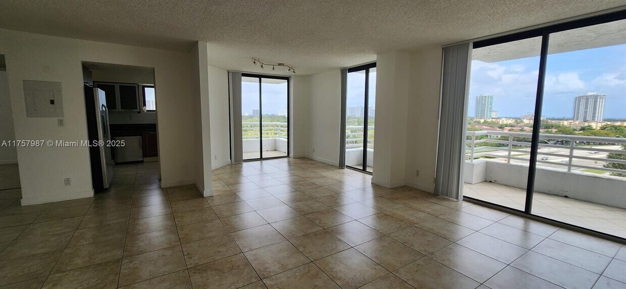 Foto principal - 3300 NE 192 St