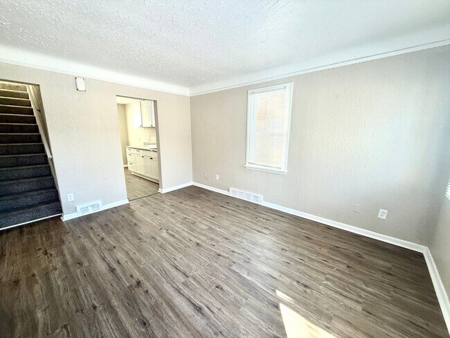 Foto del edificio - This beautifully updated 4-bedroom, 1-bath single-family home is ready for move-in!
