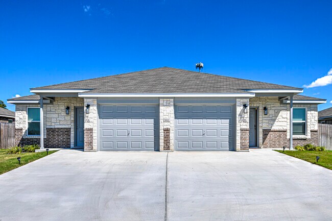Foto del edificio - 5812 McGregor Loop