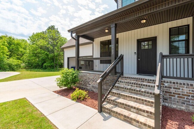 Building Photo - Newer Hixson Home!