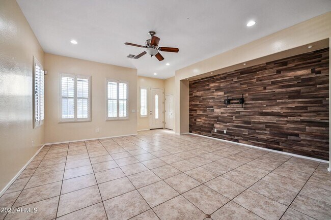 Foto del edificio - Gorgeous newer 3 Bedroom 2 Bath home close...