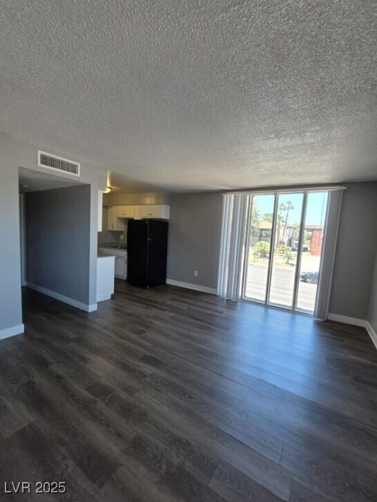 Building Photo - 1089 E Desert Inn Rd