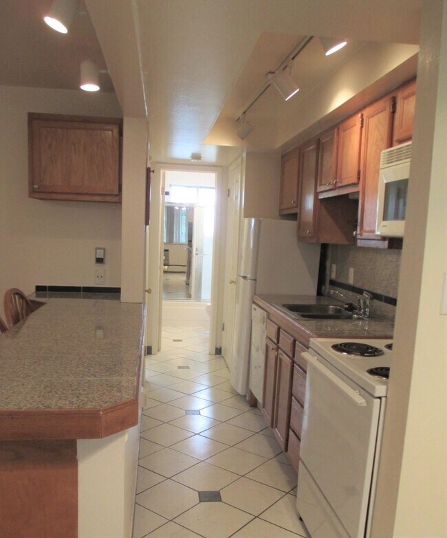 Foto del edificio - TOP FLOOR South Boulder 1 BD AVAILABLE NOW...