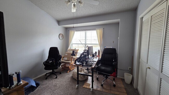 Foto del edificio - Lovely Two Bedroom Condo with Fire Place, W/D, garage, and tons of community extras! (Concord)