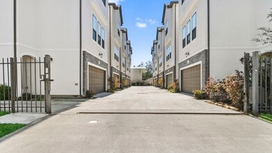 Building Photo - 833 Wakefield Dr