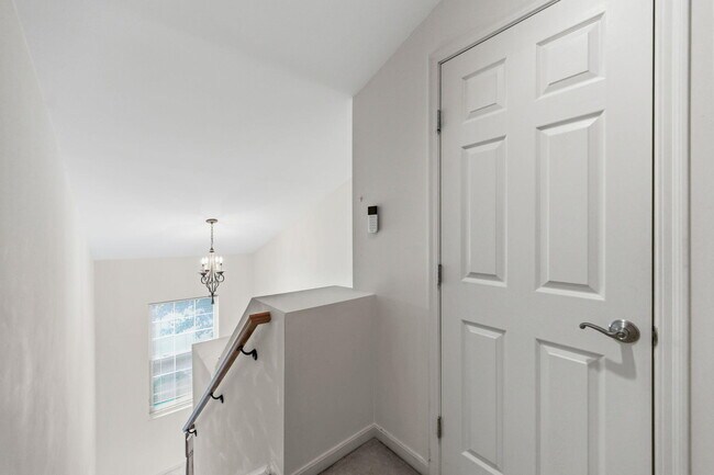 Foto del edificio - 323 Skyview Ct