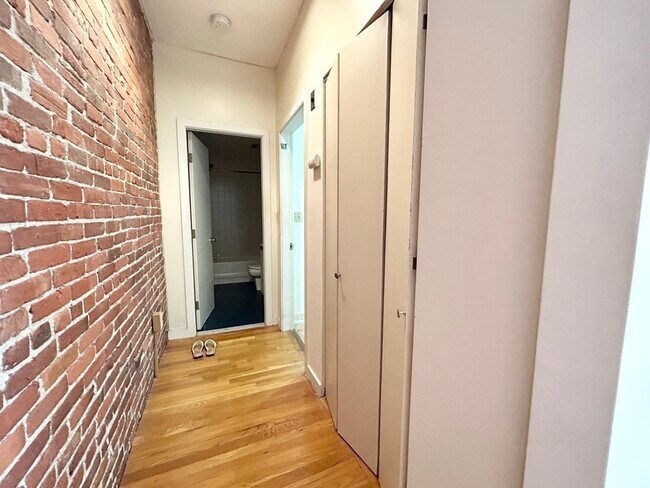 Building Photo - 73 Gainsborough St