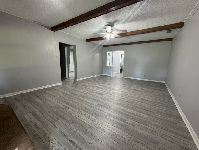Foto del edificio - Excellent 3 bedroom 2 bath in great neighb...