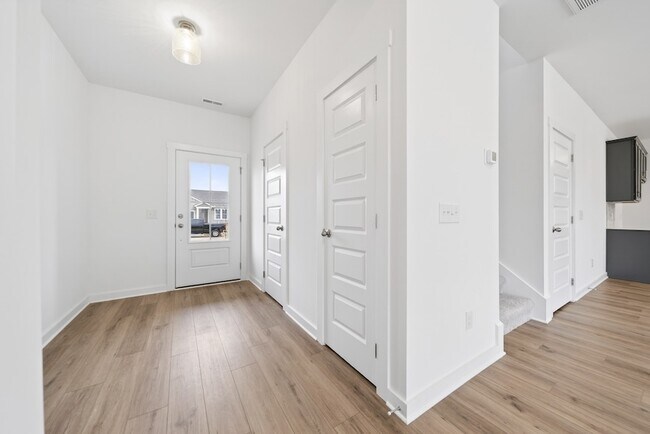 Foto del edificio - 7060 Sutton Dr