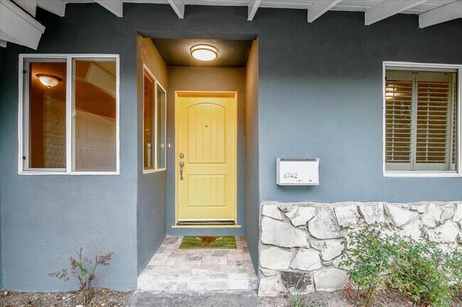 Foto del edificio - 6742 Blewett Ave