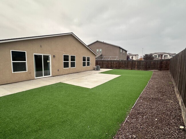 Foto del edificio - NW Visalia Home Coming Soon!