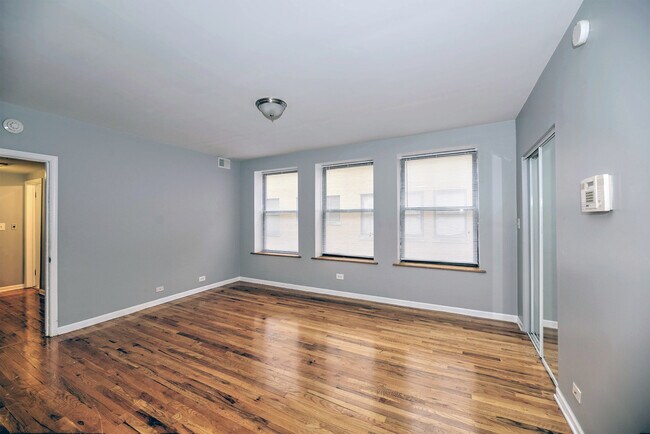 Foto del edificio - Three Bedroom in South Shore