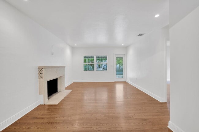Building Photo - 4630 SW 12th St