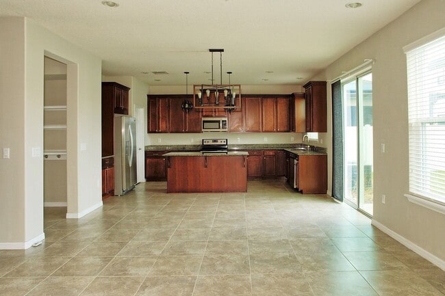 Foto del edificio - Beautiful 4 bed 3 bath w/loft, 2 story hom...