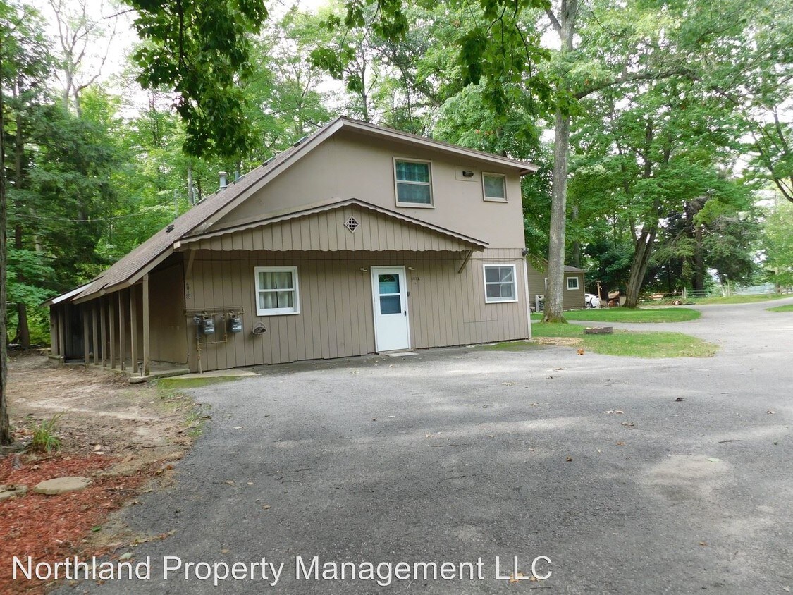 401 N South Long Lake Rd, Traverse City, MI 49685 Room for Rent in