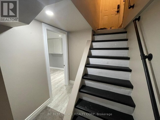 Building Photo - 345 Hawkridge Ave